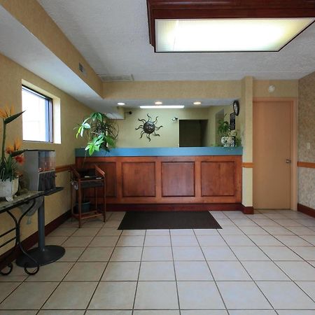 Americas Best Value Inn North Capital Ралі Інтер'єр фото